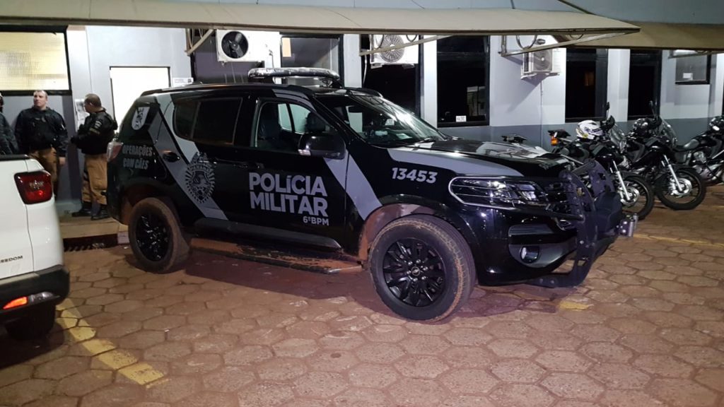 Casal flagrado com entorpecentes é levado à Delegacia
