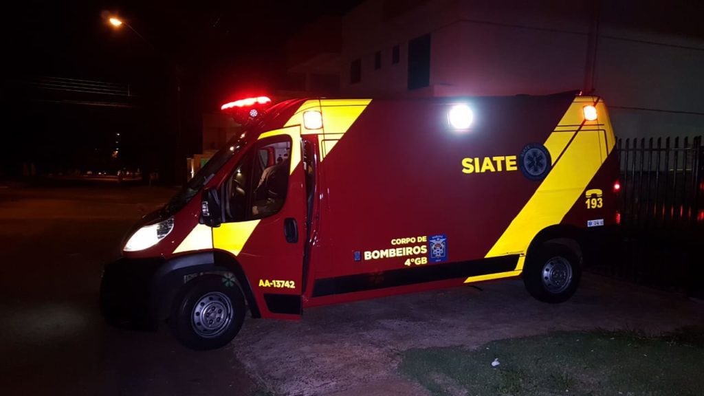 Ciclista tem suspeita de fratura em mão e luxação em ombro ao sofrer queda no Universitário