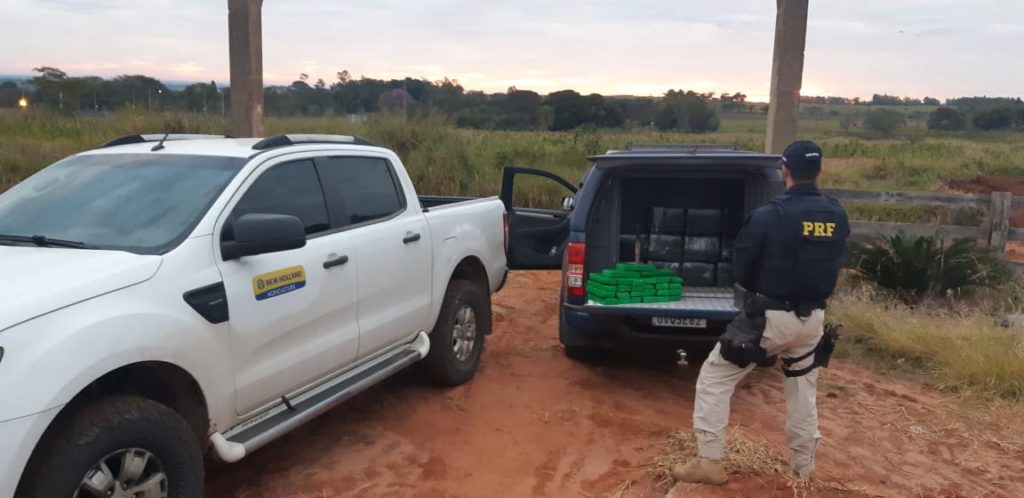 PRF apreende caminhonete roubada carregada com maconha no Noroeste do Paraná