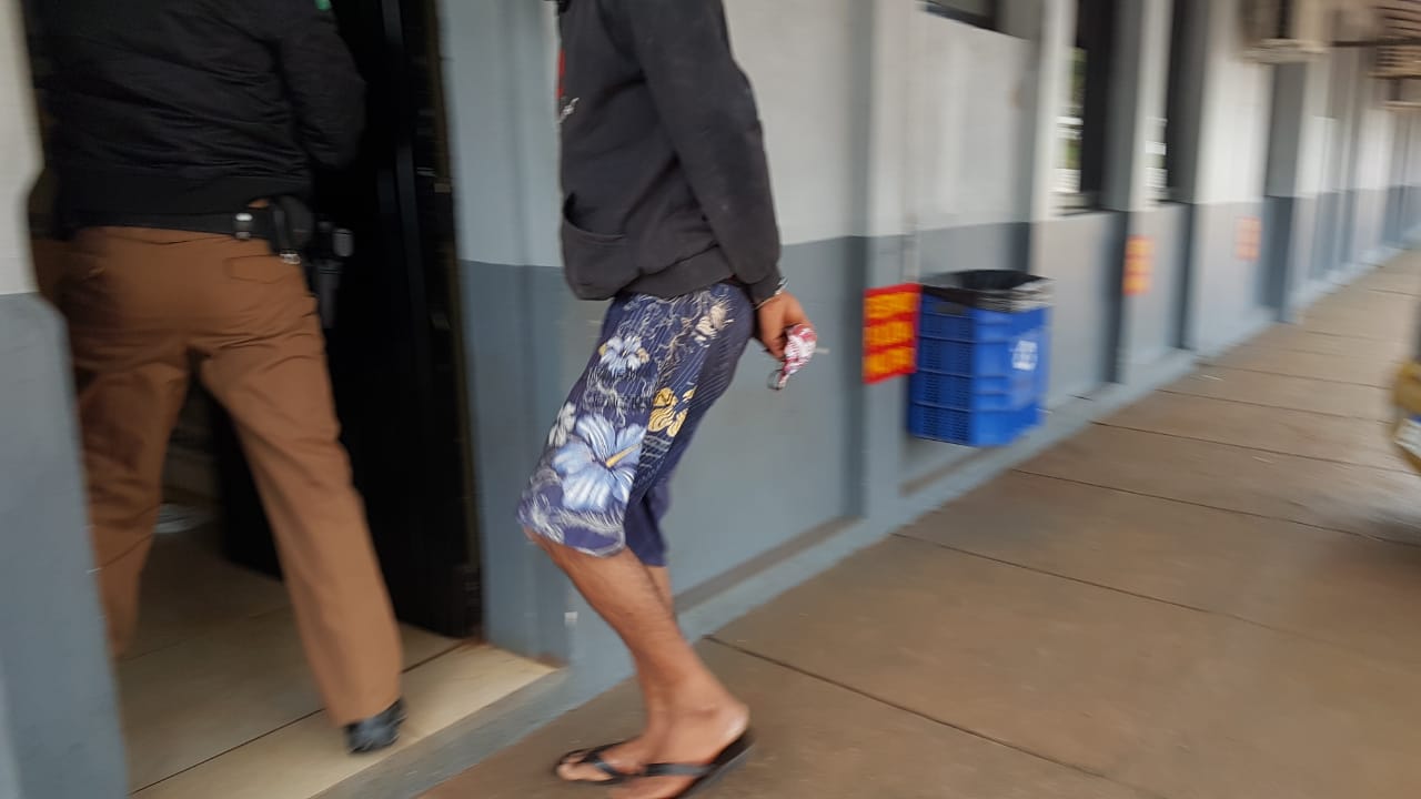 Audácia: homem é detido por militares do Exército ao furtar equipamento de som veicular de dentro do pátio da 15ª SDP Imagem referente a Audácia: homem é detido por militares do Exército ao furtar equipamento de som veicular de dentro do pátio da 15ª SDP