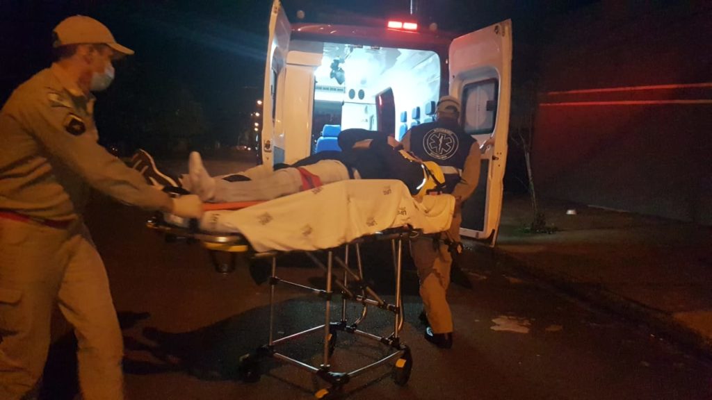 Motociclista fica ferido após atingir traseira de Fusca estacionado