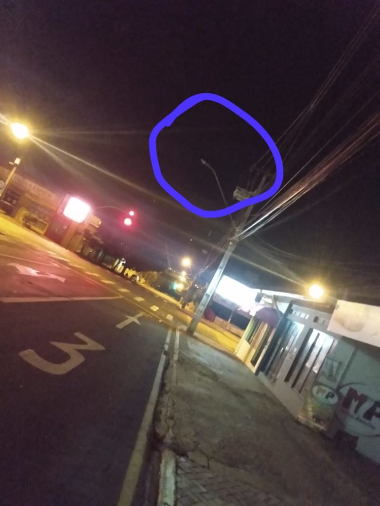 Homem reclama de lâmpada queimada de poste na Rua Rio Grande do Sul
