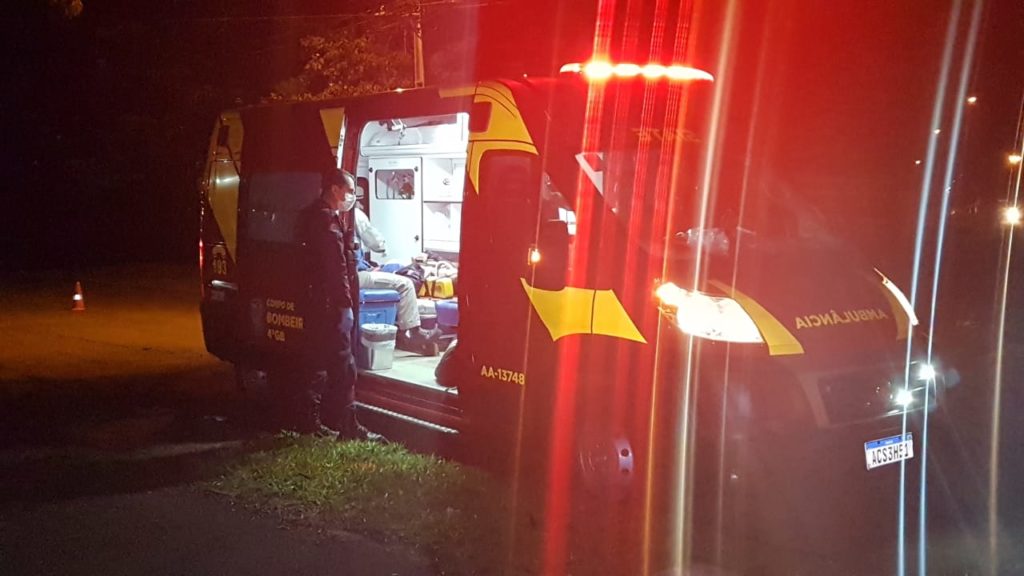 Homem fica ferido após acidente entre carro e moto na Av. Piquiri