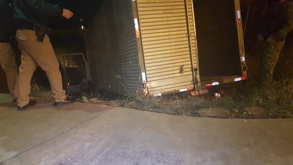 Dupla é detida após motorista fugir de abordagem do BPFron na Rua Jacarezinho