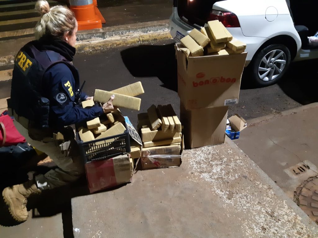 PRF apreende maconha no porta malas de veículo que desobedeceu a abordagem