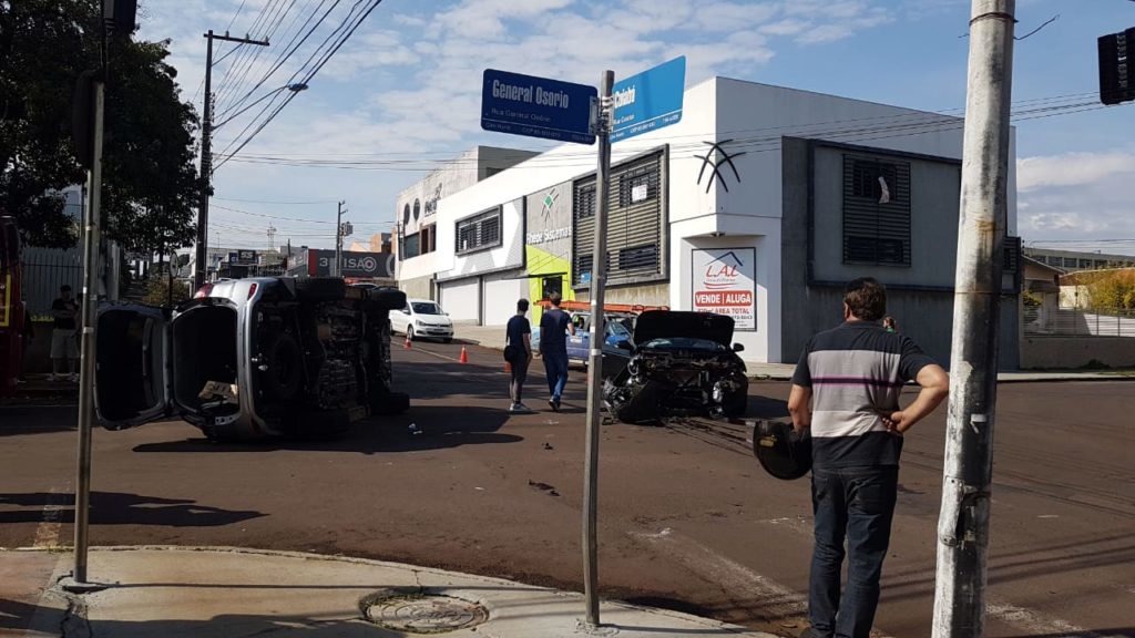 Carros batem e um deles capota na Rua General Osório