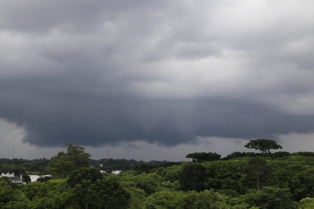 Defesa Civil emite alerta para chuvas intensas, raios e vendaval na Região Oeste
