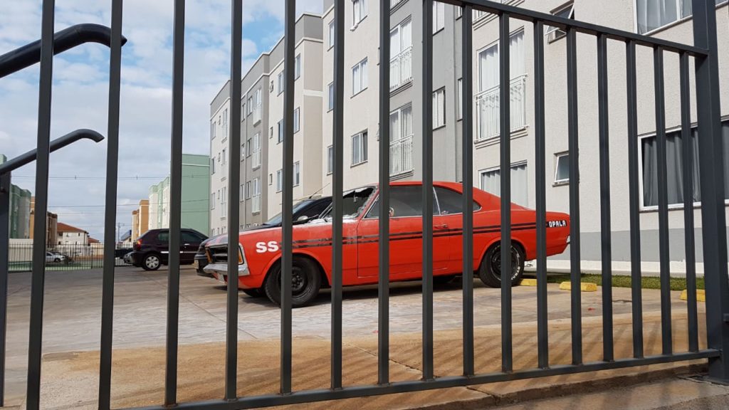 Carro tem princípio de incêndio em estacionamento no Riviera