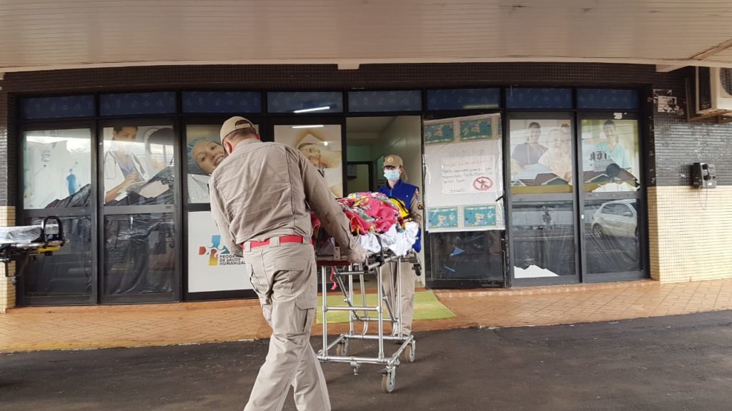 Mulher fica ferida ao sofrer queda de mesmo nível na Estrada do Aeroporto