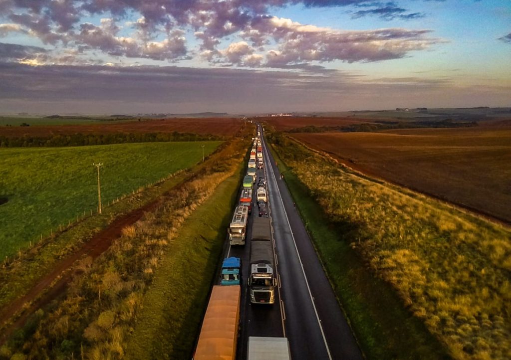 Acidente entre Fiorino e caminhão é registrado na BR-277, em Guarapuava
