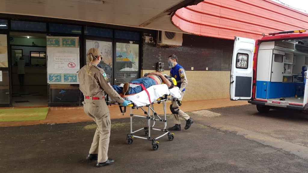 Motociclista é socorrido ao sofrer acidente na Av. Tancredo Neves