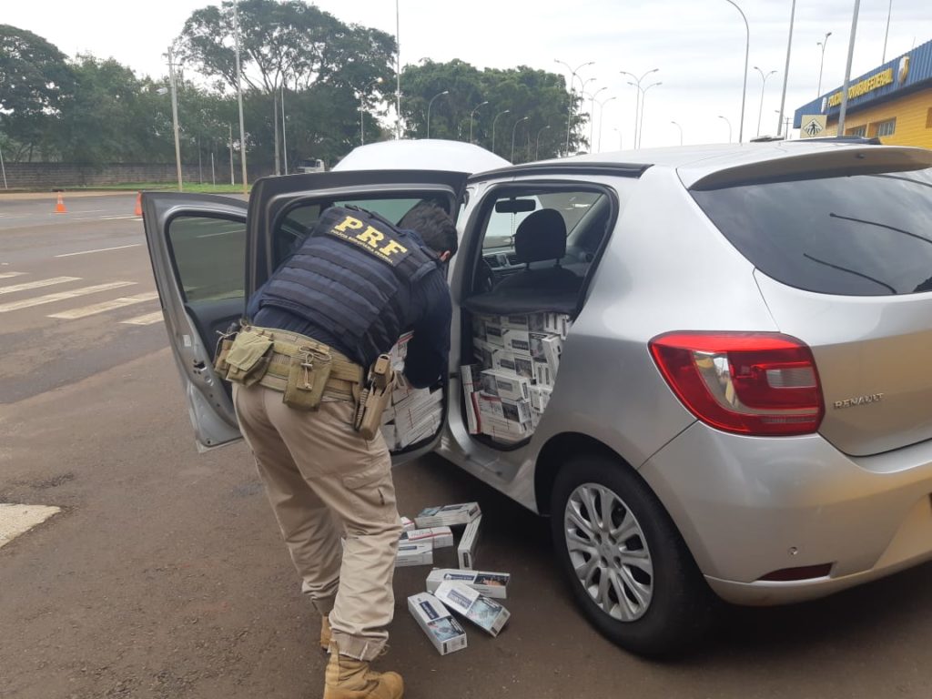 PRF apreende carro carregado com cigarros contrabandeados no centro de Mercedes