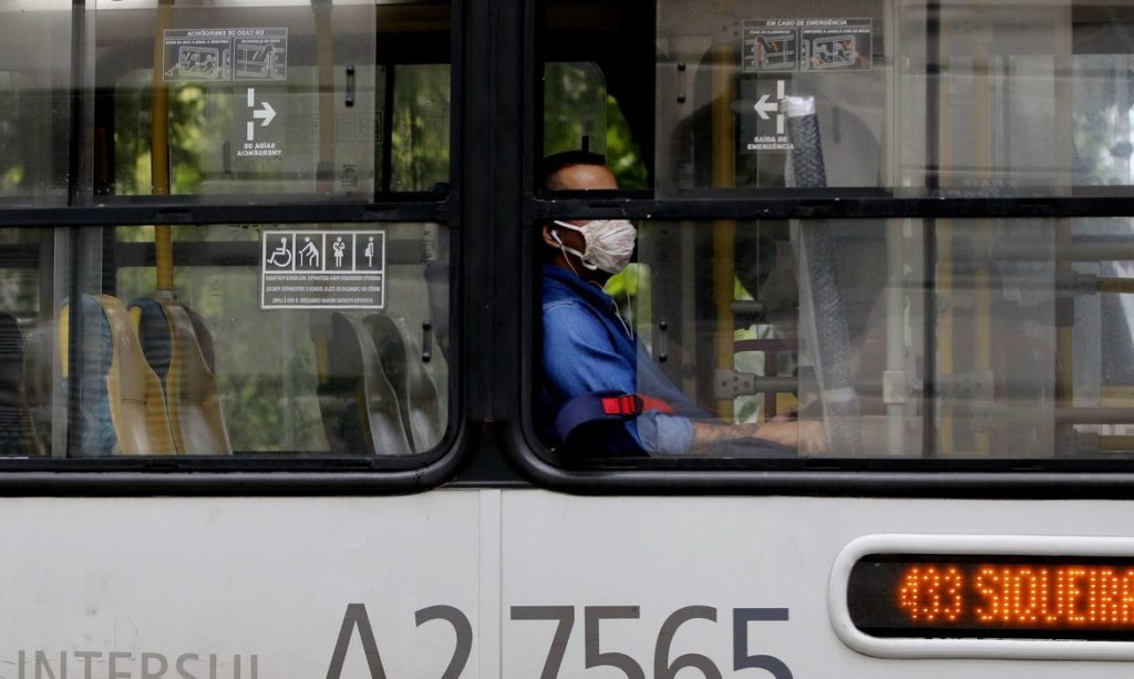 Transporte de funcionários de empresas e indústrias estão permitidos desde que a atividade esteja autorizada