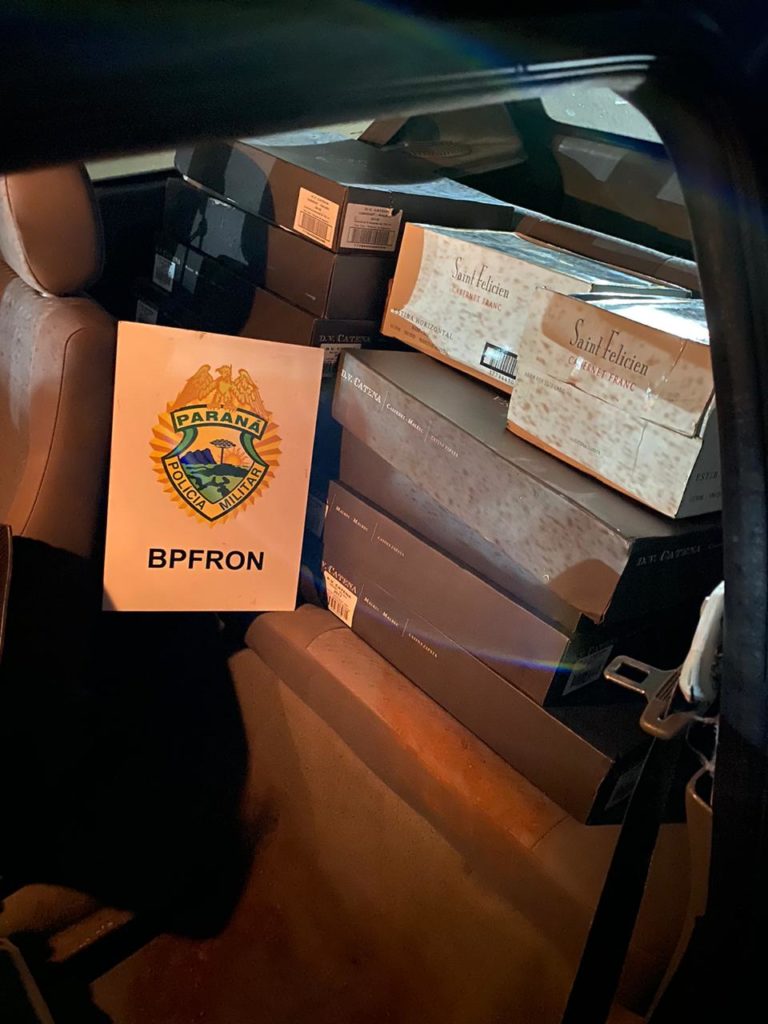 BPFron apreende carro carregado com 72 garrafas de vinho em Flor da Serra do Sul