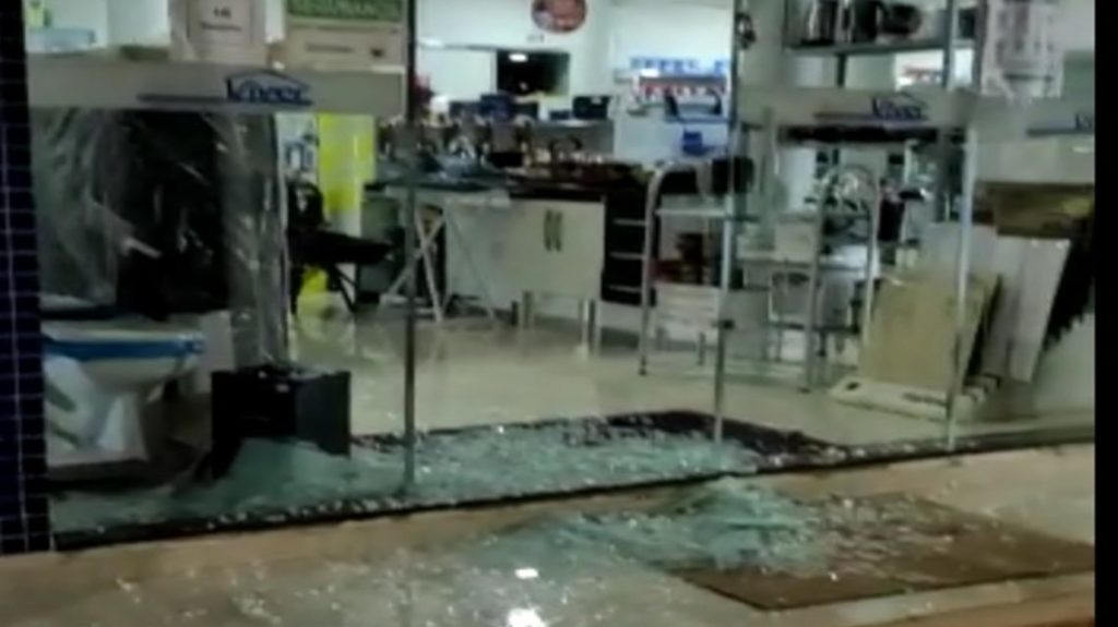 Ladrão arromba loja de materiais para construção e móveis e furta objetos em Foz do Jordão