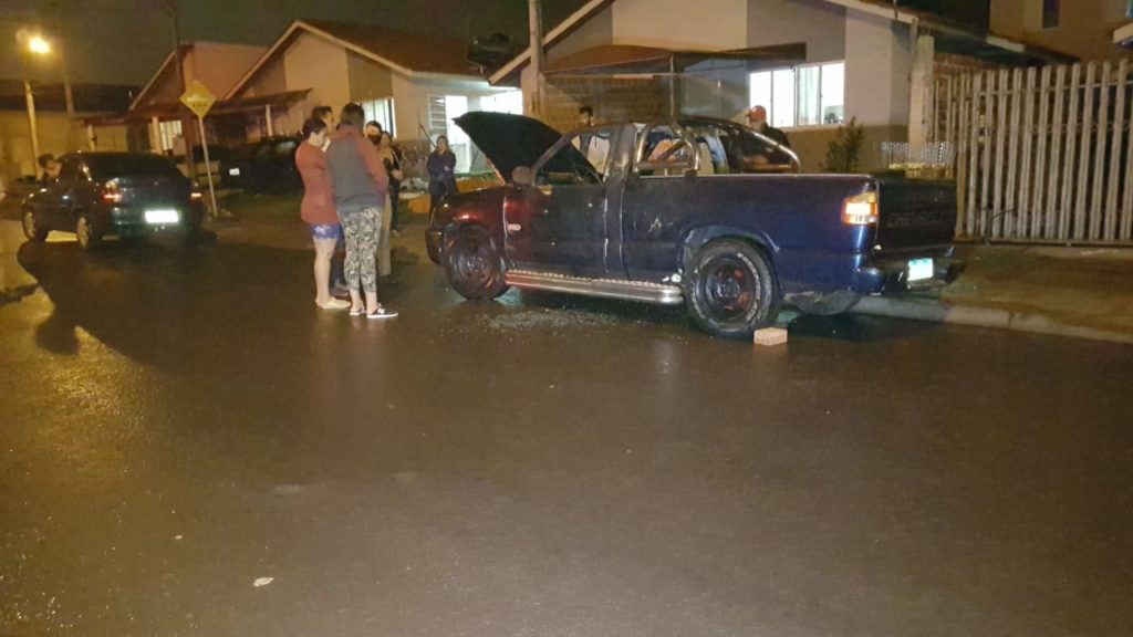 Caminhonete S10 tem parte interna destruída por incêndio no Conjunto Riviera