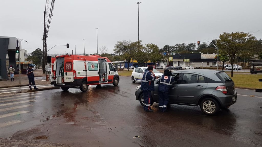Ambulância e carro batem na Avenida Tancredo Neves