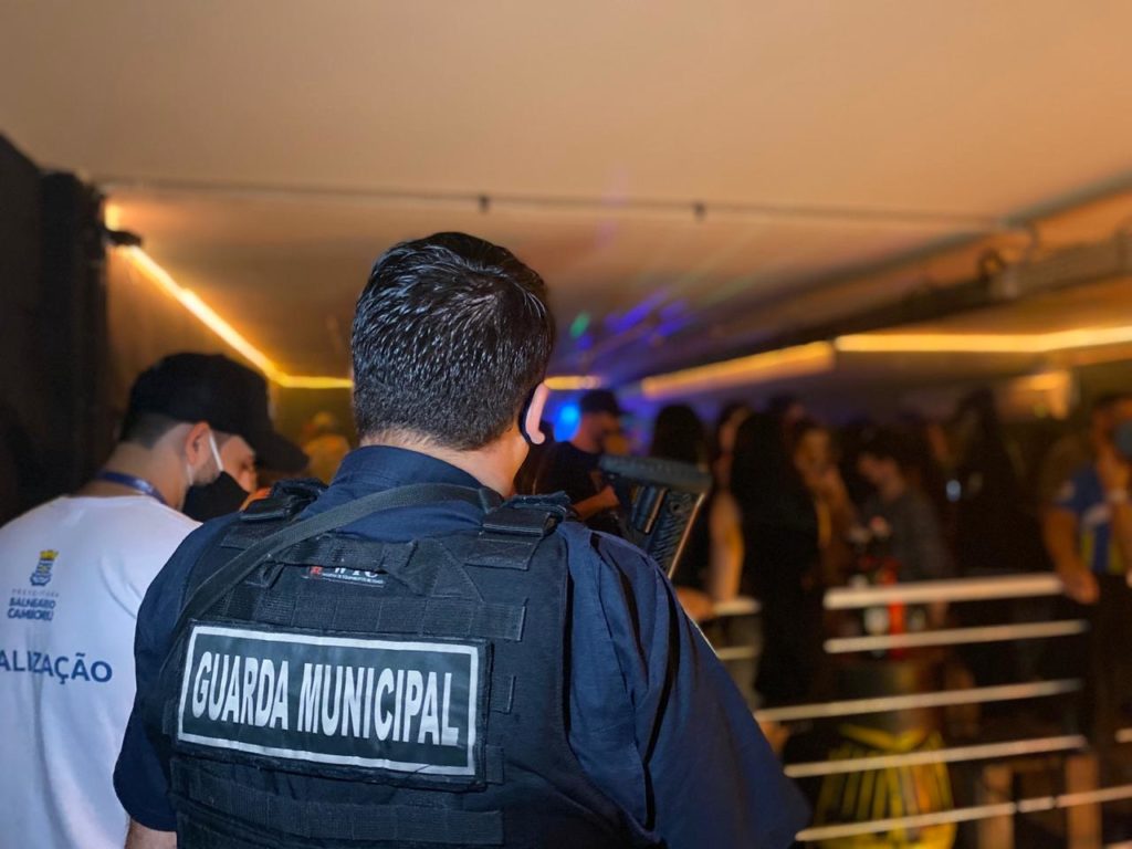 Com diagnóstico de Covid-19, paranaense faz festa em mansão de Balneário Camboriú