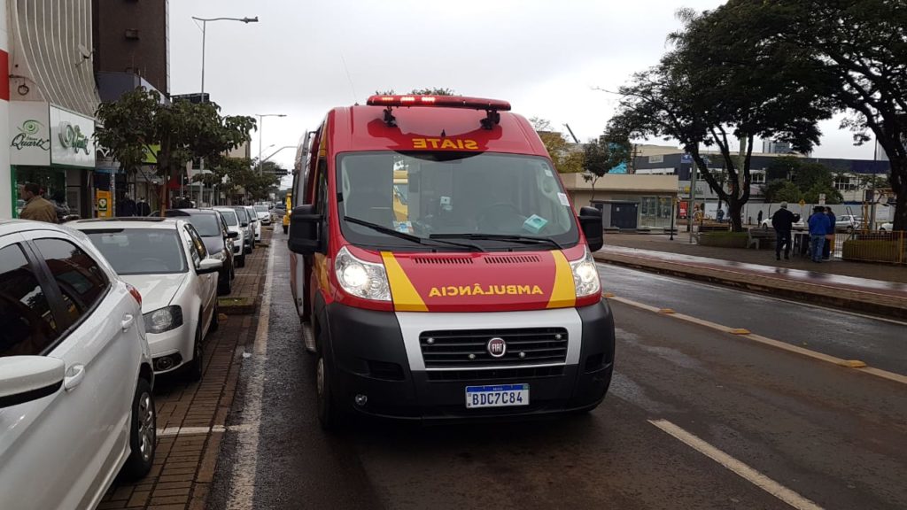 Bombeiros atendem vítima de queda na Av. Brasil