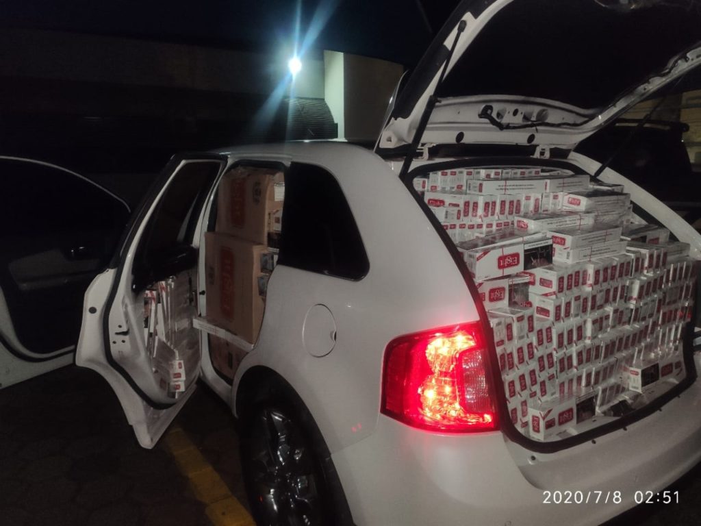 Veículo abarrotado de cigarros contrabandeados é apreendido pela PRF em Arapongas