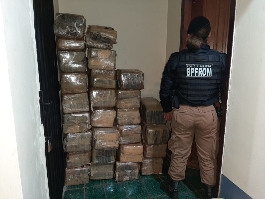 Três homens são presos por transporte de maconha em Diamante do Oeste