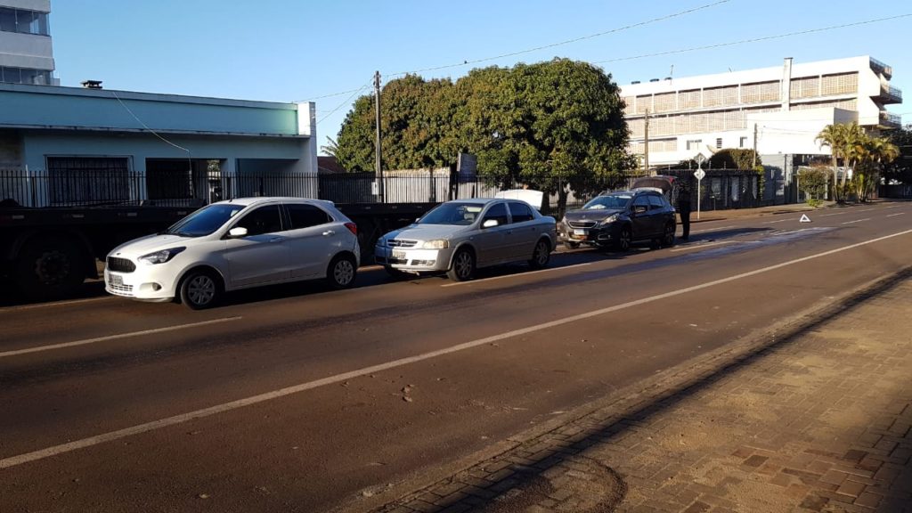 Engavetamento envolve três carros na Rua Erechim