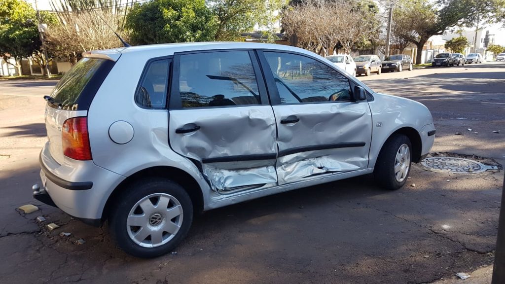 Carros se envolvem em forte colisão na Rua Recife