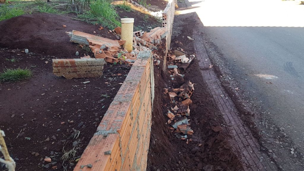 Caminhão atinge muro de residência no Bairro Morumbi