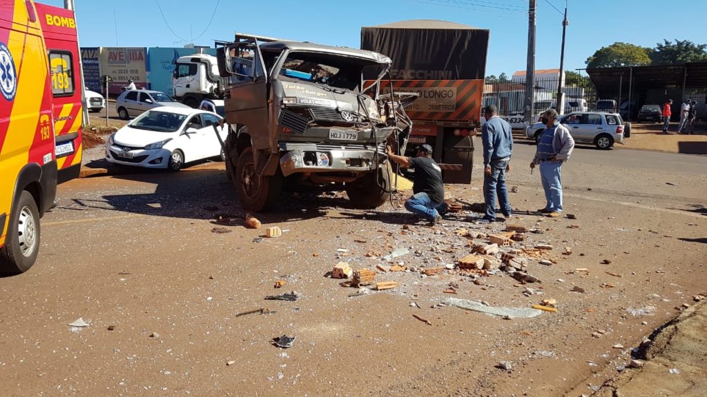Caminhões batem no Bairro Brasília; combustível e carga de soja ficam espalhados na pista