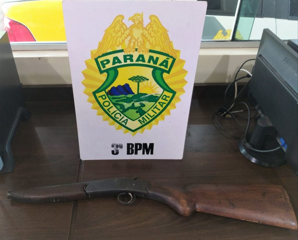 Polícia Militar apreende 200 caixas de cigarros e espingarda