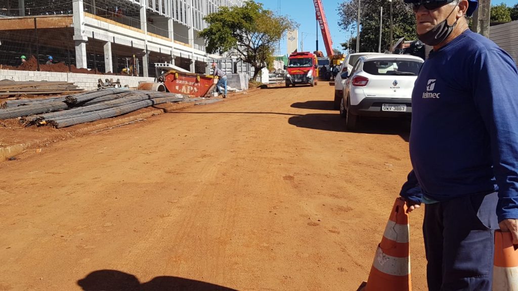 Homem de 50 anos sofre queda de 2,5m e fica ferido em obra na Avenida Tito Muffato