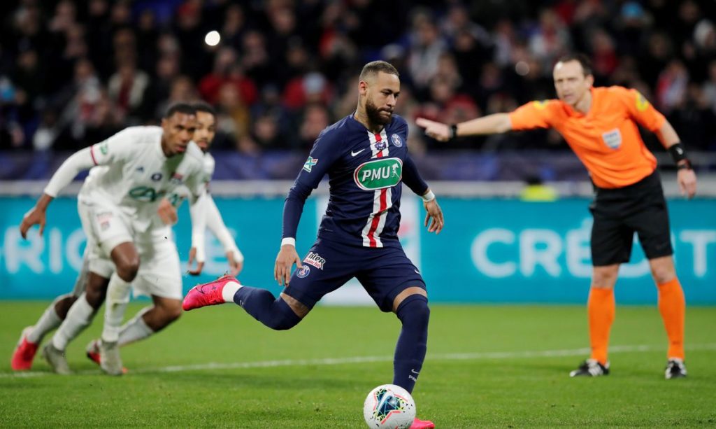 Três jogadores do PSG testam positivo para a covid-19