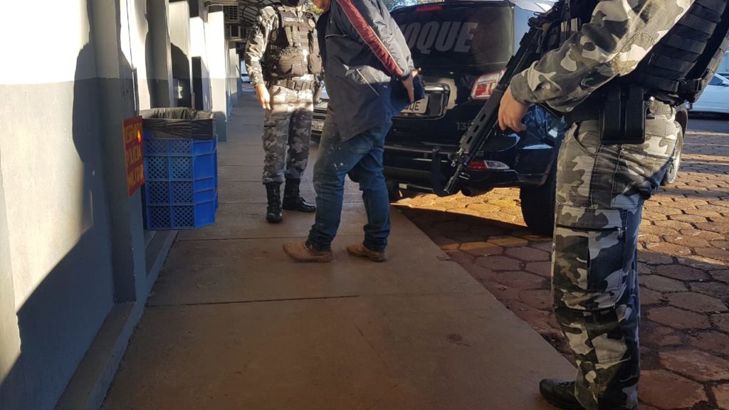 Com mandado de prisão por embriaguez, homem é preso pelo Choque