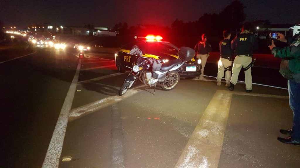 Moto e caminhão colidem na BR-277, perto do Trevo Cataratas