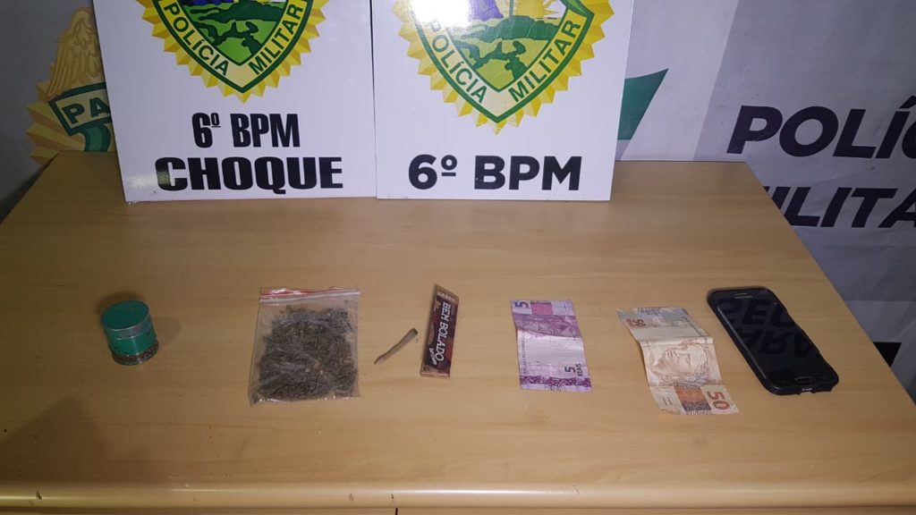 Dupla é detida com porções de maconha no Bairro Cataratas