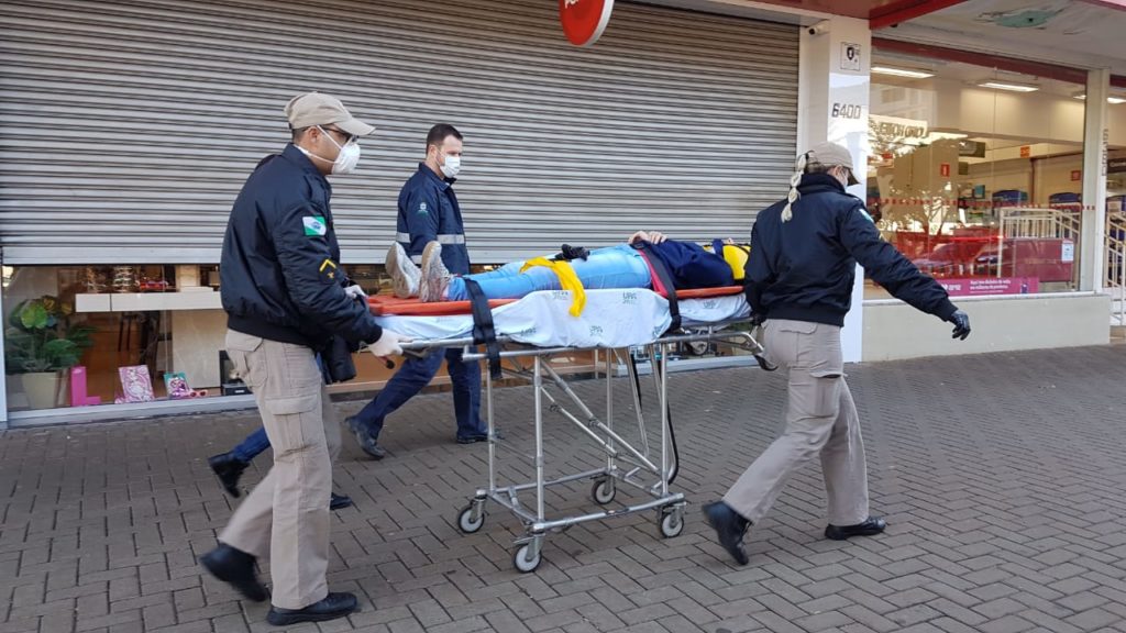 Mulher fica ferida ao sofrer queda de escada no Centro