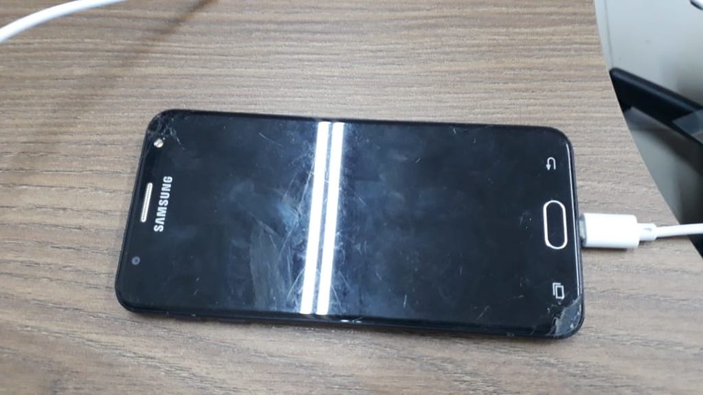 Assaltante rouba carro e esquece celular em console antes de fugir