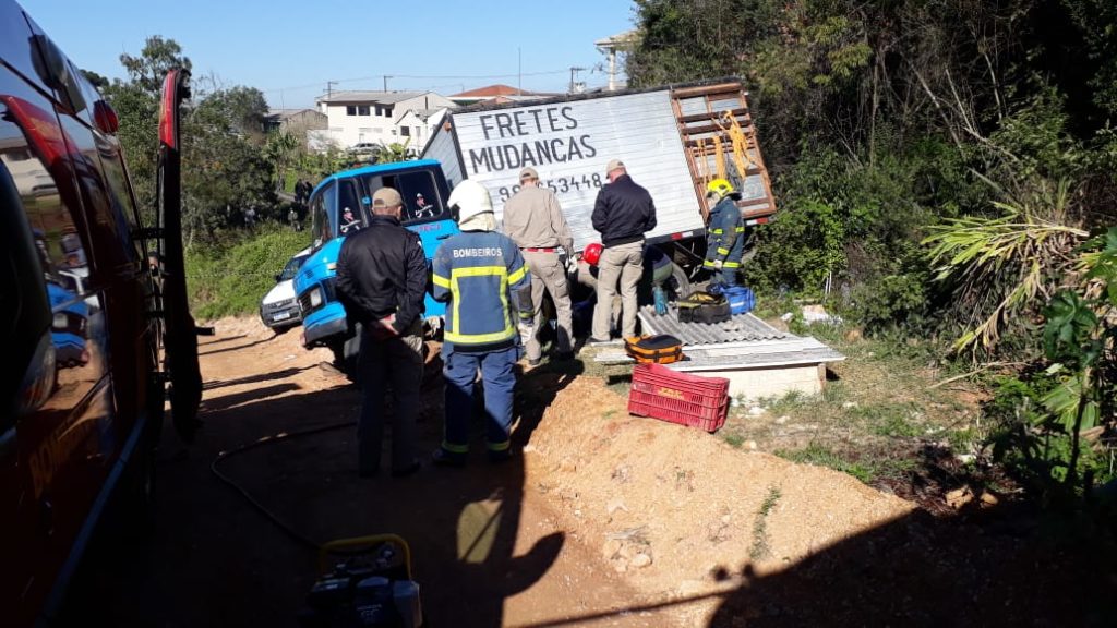 Motorista é atropelado pelo próprio caminhão e vai parar embaixo do rodado