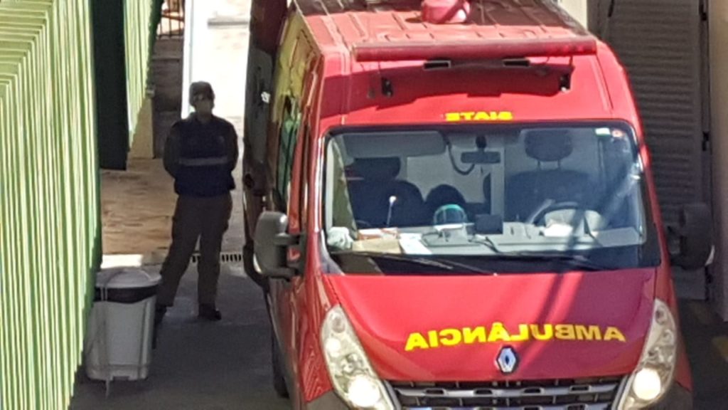 Mulher é levada a hospital após queda no Bairro Coqueiral