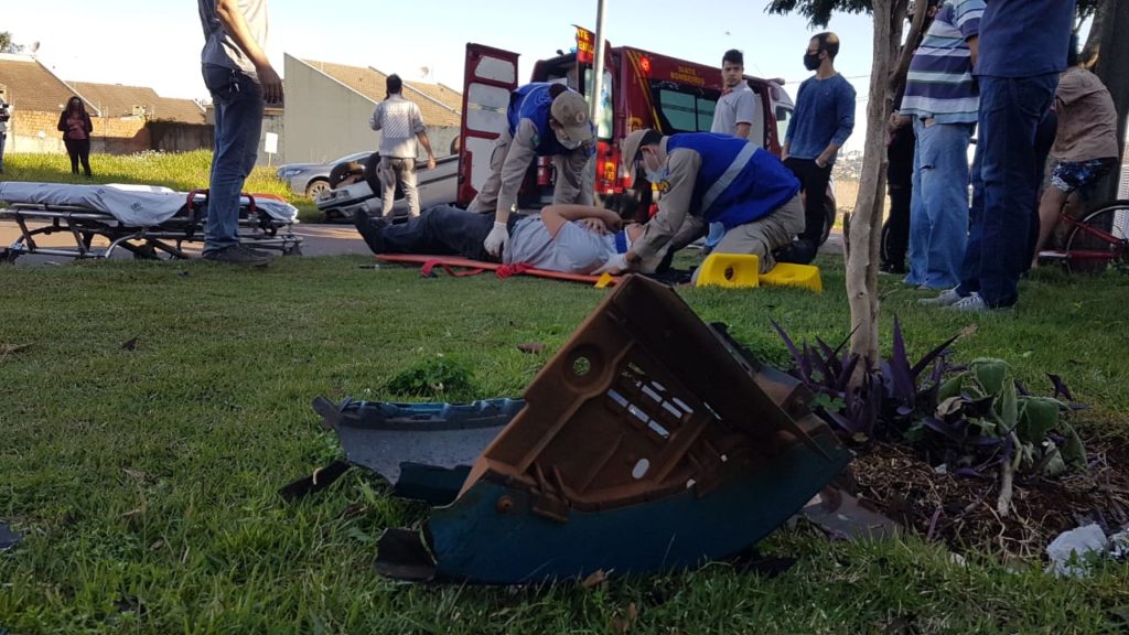 Dois ficam feridos em acidente com capotamento no Bairro Canadá
