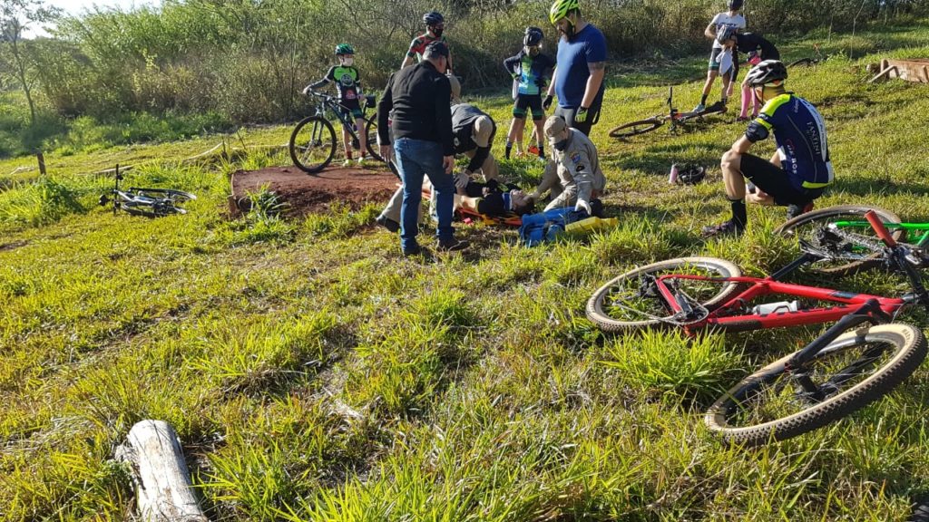 Ciclista fica ferido ao sofrer queda em pista na Região do Lago
