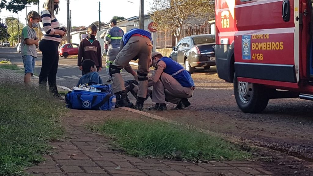 Menino de 11 anos quebra a perna ao cair de bicicleta