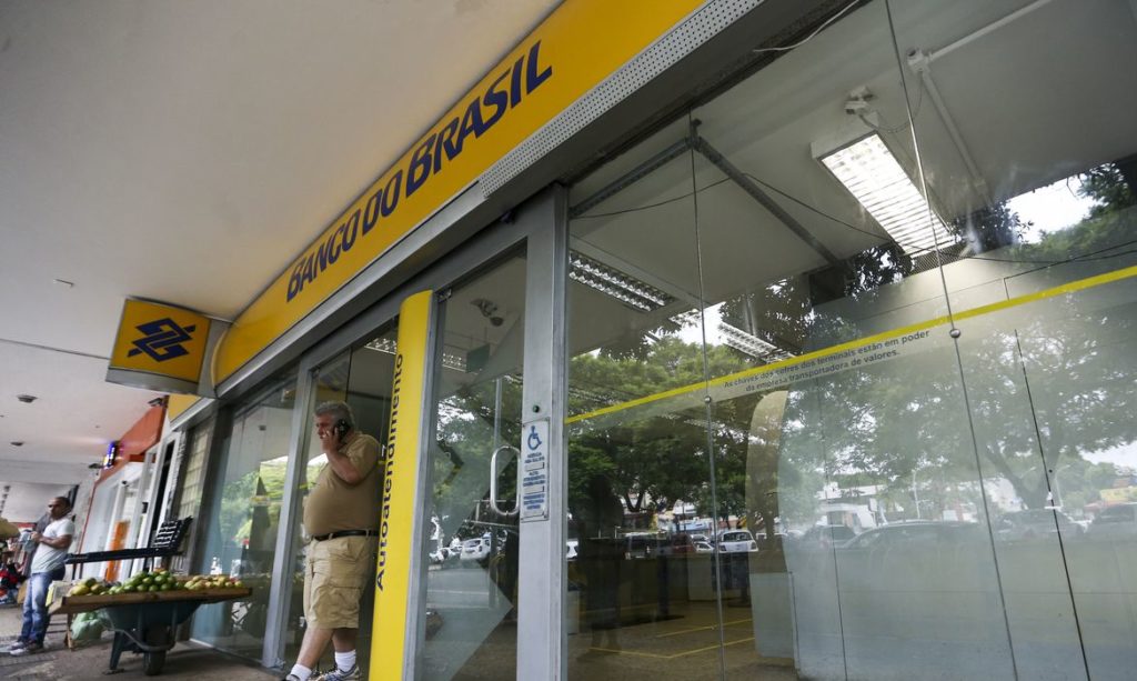Banco do Brasil deve indenizar cliente por depositar abono em conta inexistente