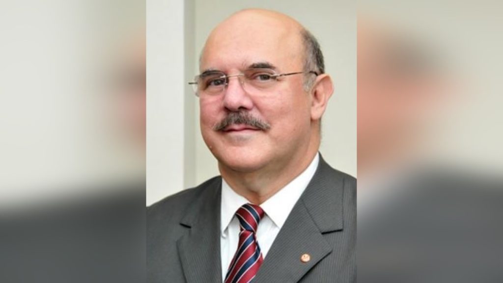 Ministro da Educação diz que por ele aulas voltariam amanhã