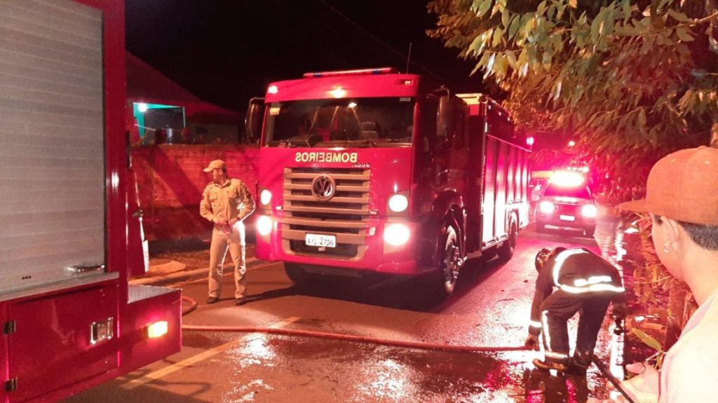 Casa é parcialmente destruída por incêndio em Francisco Beltrão
