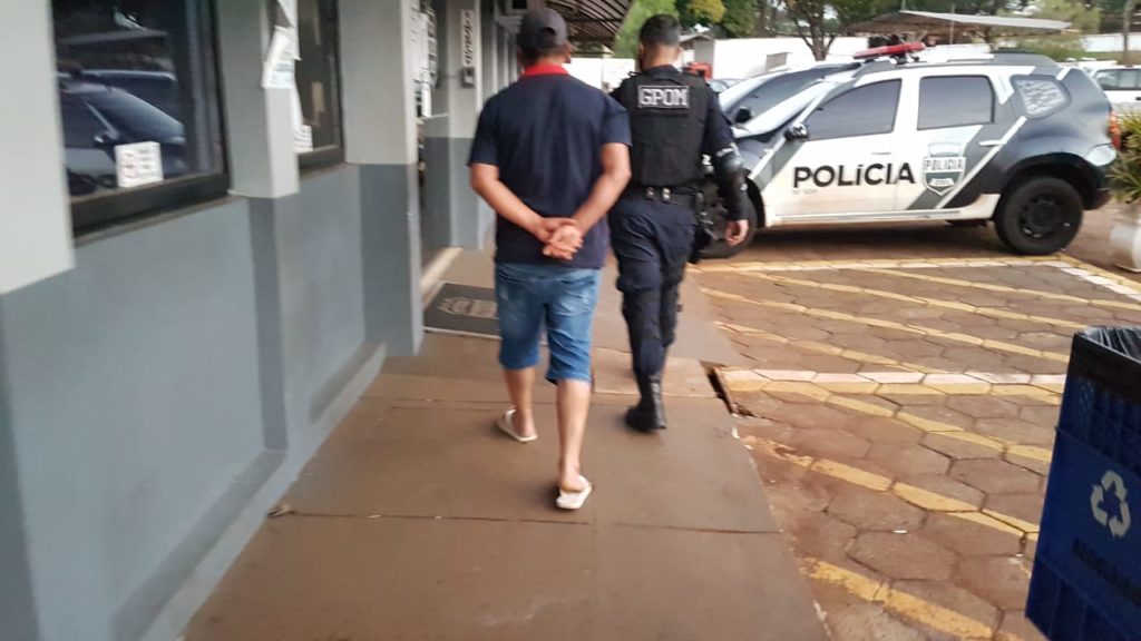 Homem é flagrado tomando cerveja enquanto dirige e é detido pela Guarda Municipal