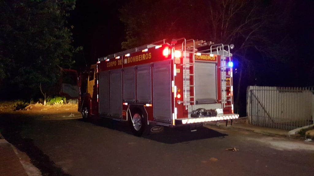 Corpo de Bombeiros é acionado para controlar incêndio ambiental no Bairro Floresta