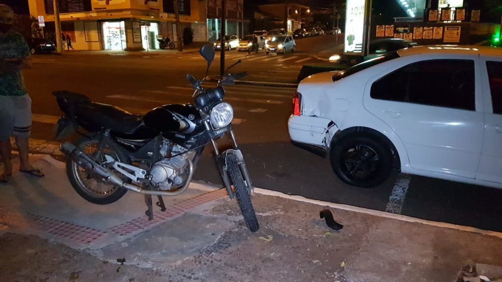 Homem fica ferido após colisão entre carro e moto na Av. Carlos Gomes