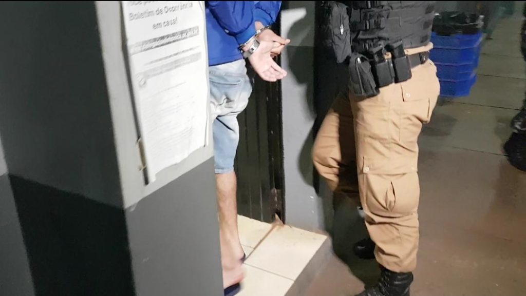Ao avistar viatura, rapaz armado tenta correr, mas é detido pelo Pelotão de Choque