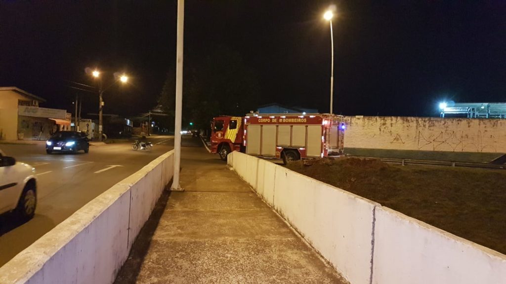 Homem ameaça se jogar do viaduto, mas desiste; Corpo de Bombeiros foi acionado
